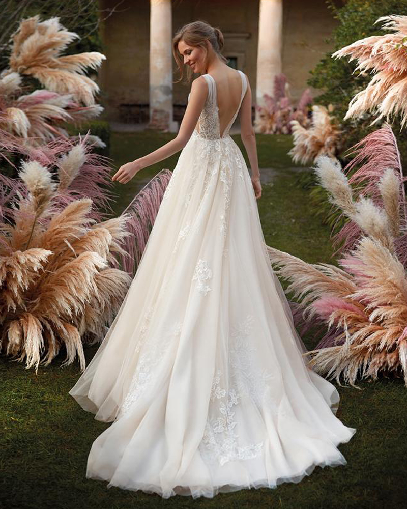 Ausgestellte A-Linie, elegantes Brautkleid mit floraler Spitze, champagnerfarbenem Tüll und tiefer V Ausschnitt - Feelings Braut & Festmoden